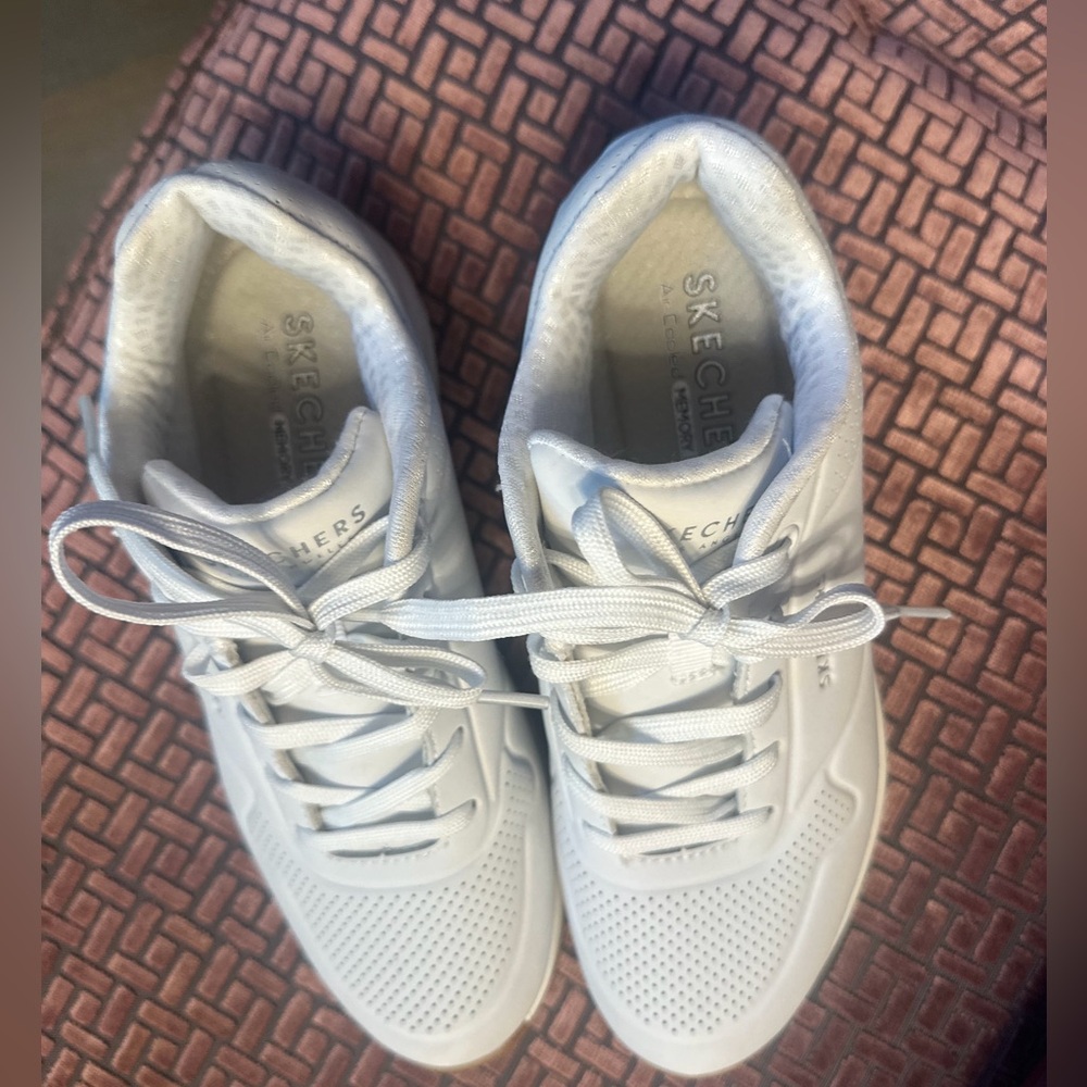SKECHERS aaAIR COOLED MEMORY FOAM TENNIS SHOES (Size 6 1/2)